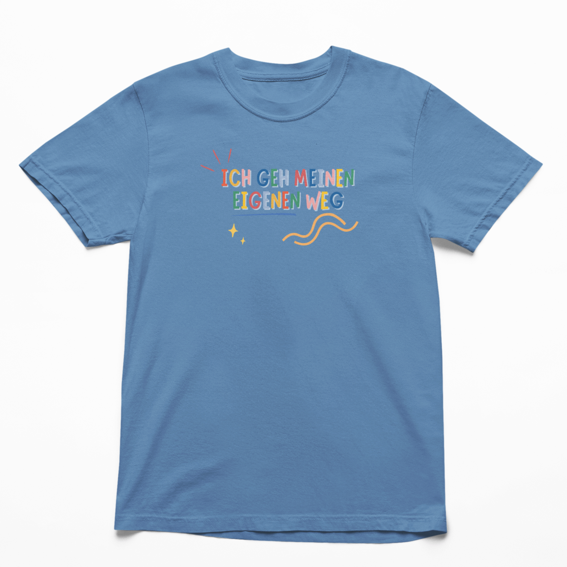 Vorderseite des T-Shirts in Indigo Blau mit dem bunten Schriftzug „Ich geh meinen eigenen Weg“ als Affirmation