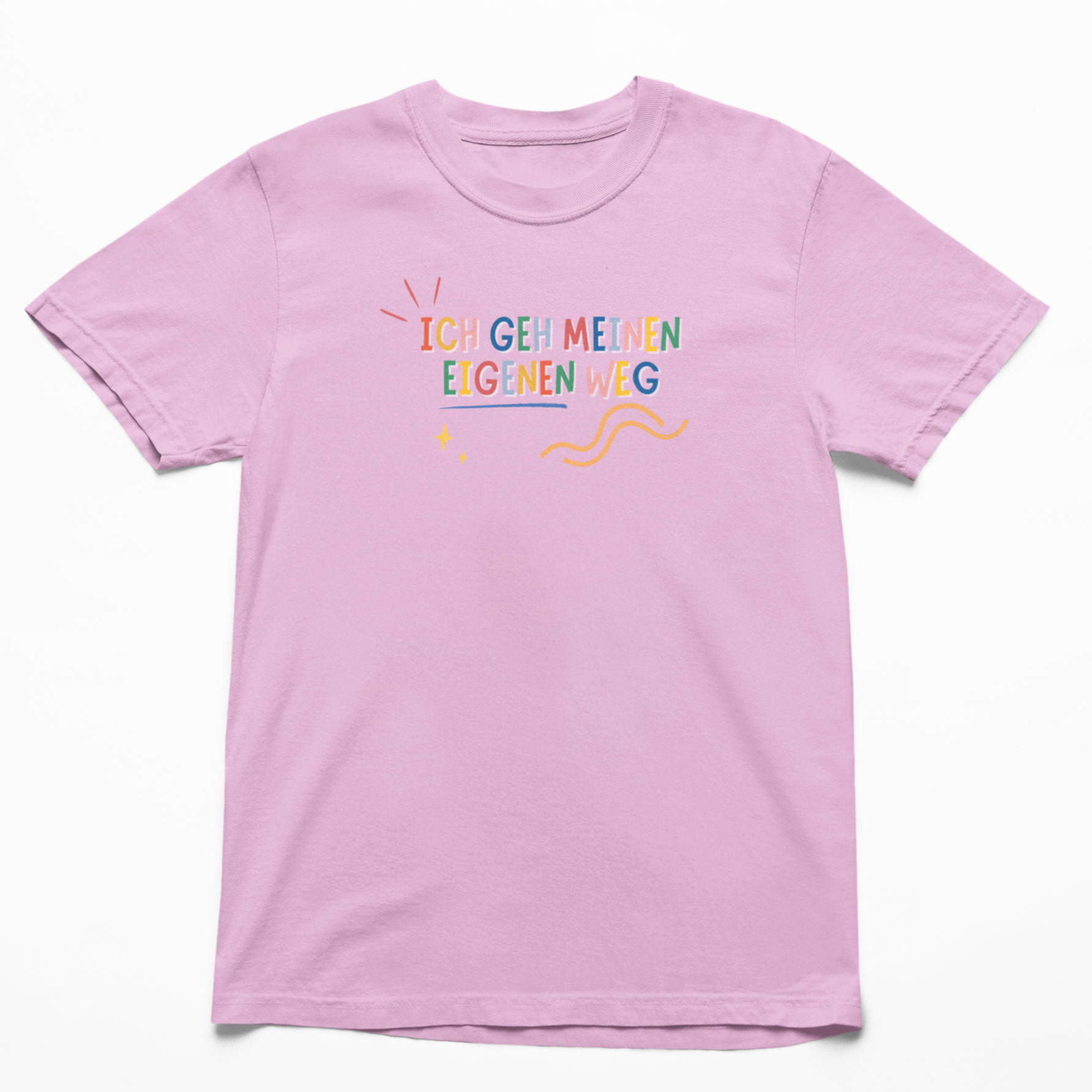 Vorderseite des T-Shirts in Light Pink mit dem bunten Schriftzug „Ich geh meinen eigenen Weg“ als Affirmation