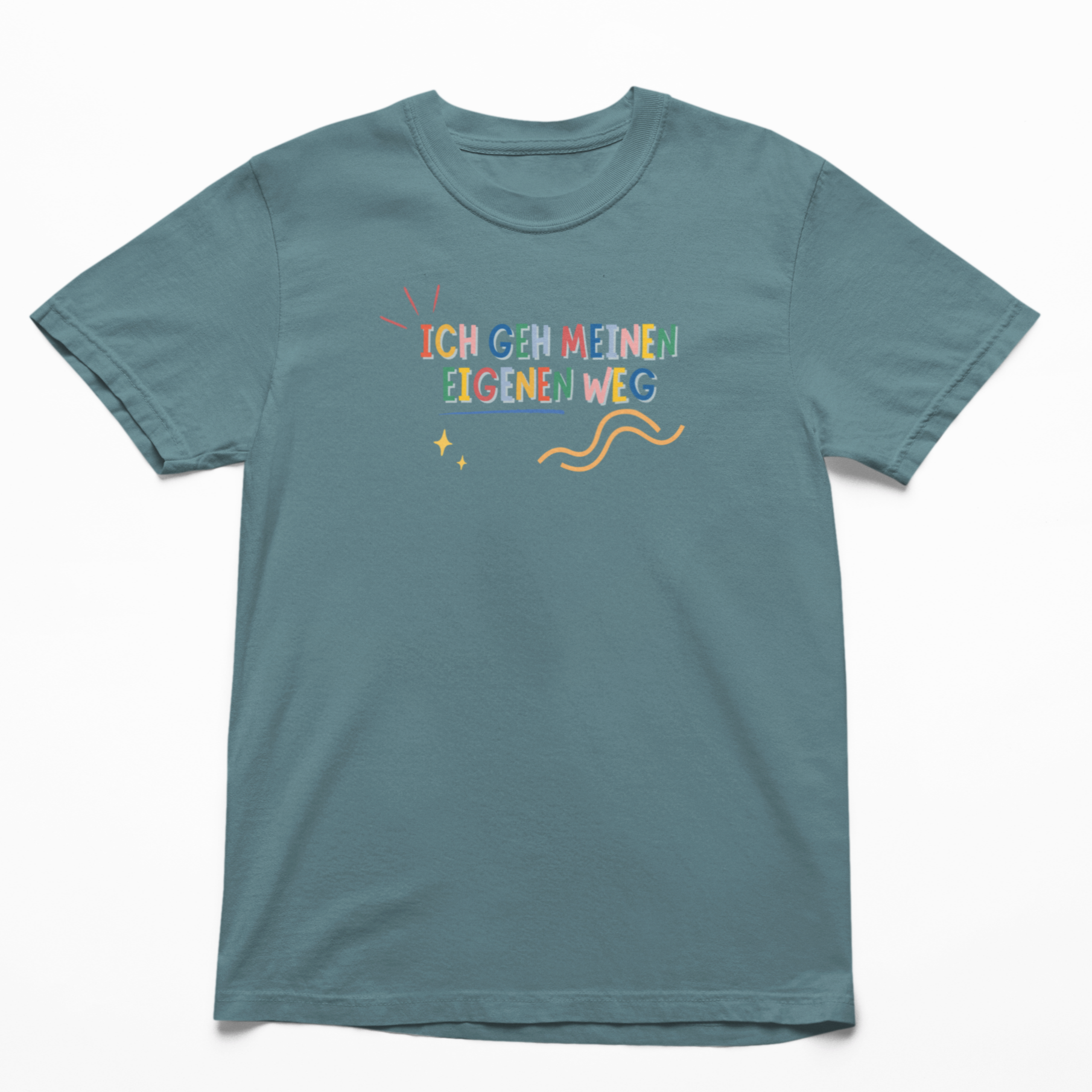 Vorderseite des T-Shirts in Teal mit dem bunten Schriftzug „Ich geh meinen eigenen Weg“ als Affirmation