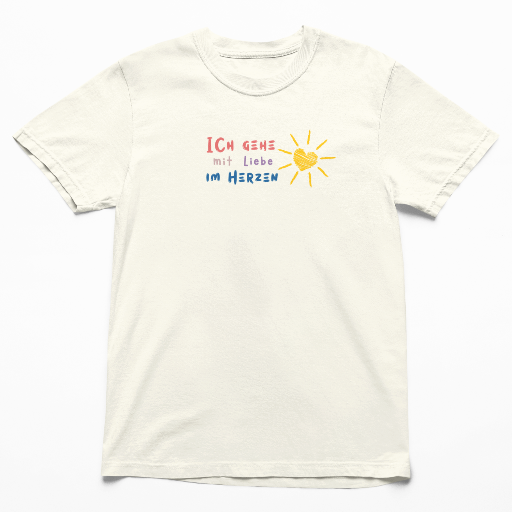 T-Shirt in Naturfarbe mit der Aufschrift „Ich gehe mit liebe im herzen vorderseite.jpg“