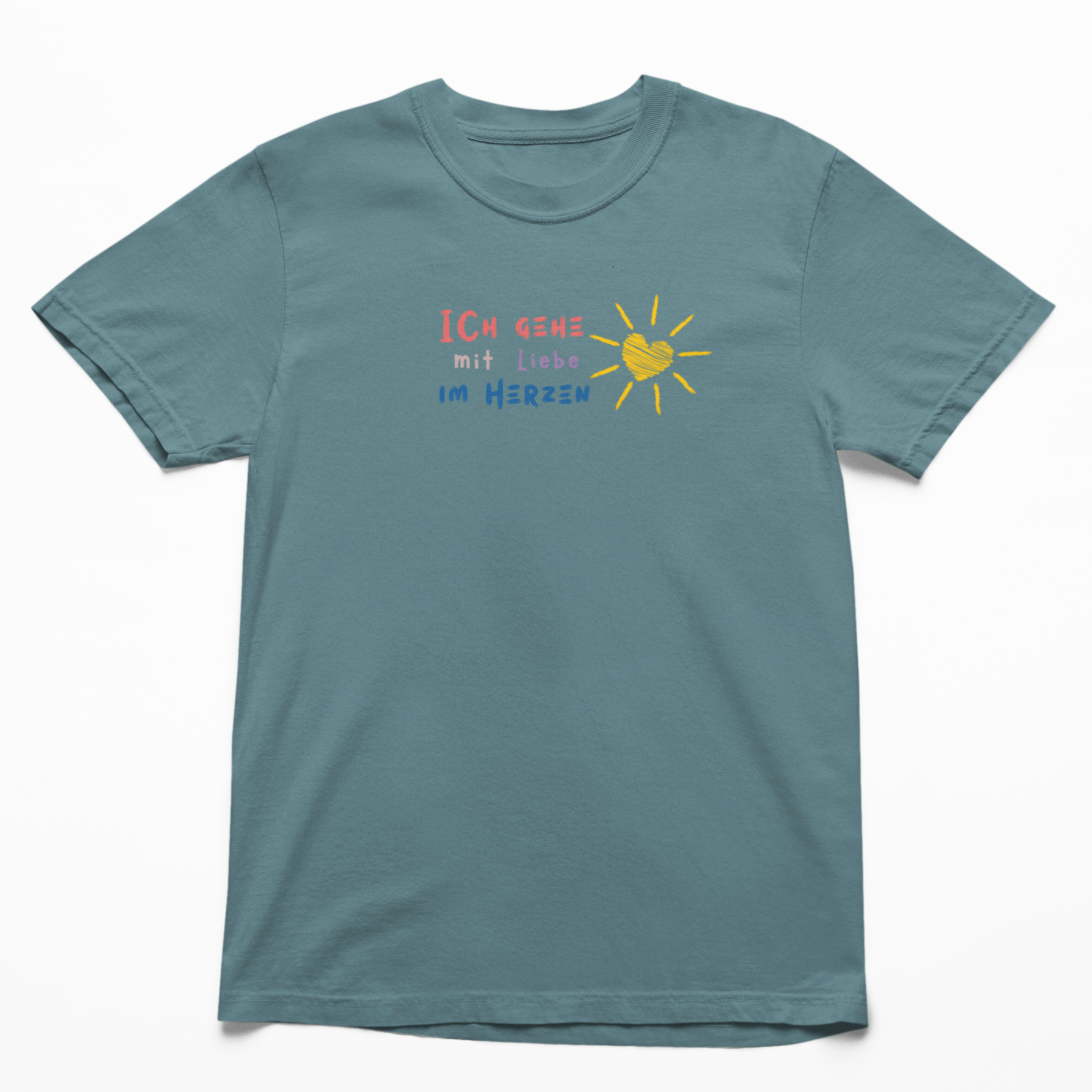 T-Shirt in Teal mit gelbem Herz und der Affirmation „Ich gehe mit Liebe im Herzen“ – frisches Sommerdesign für starke Kinder