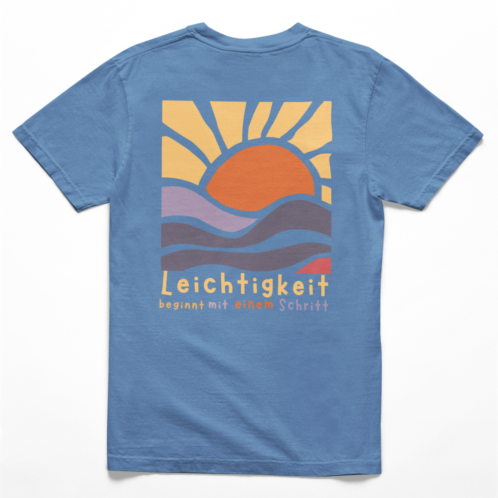 Rückseite des indigoblauen Kindershirts mit Sonnen-Motiv und Affirmation „Leichtigkeit beginnt mit einem Schritt
