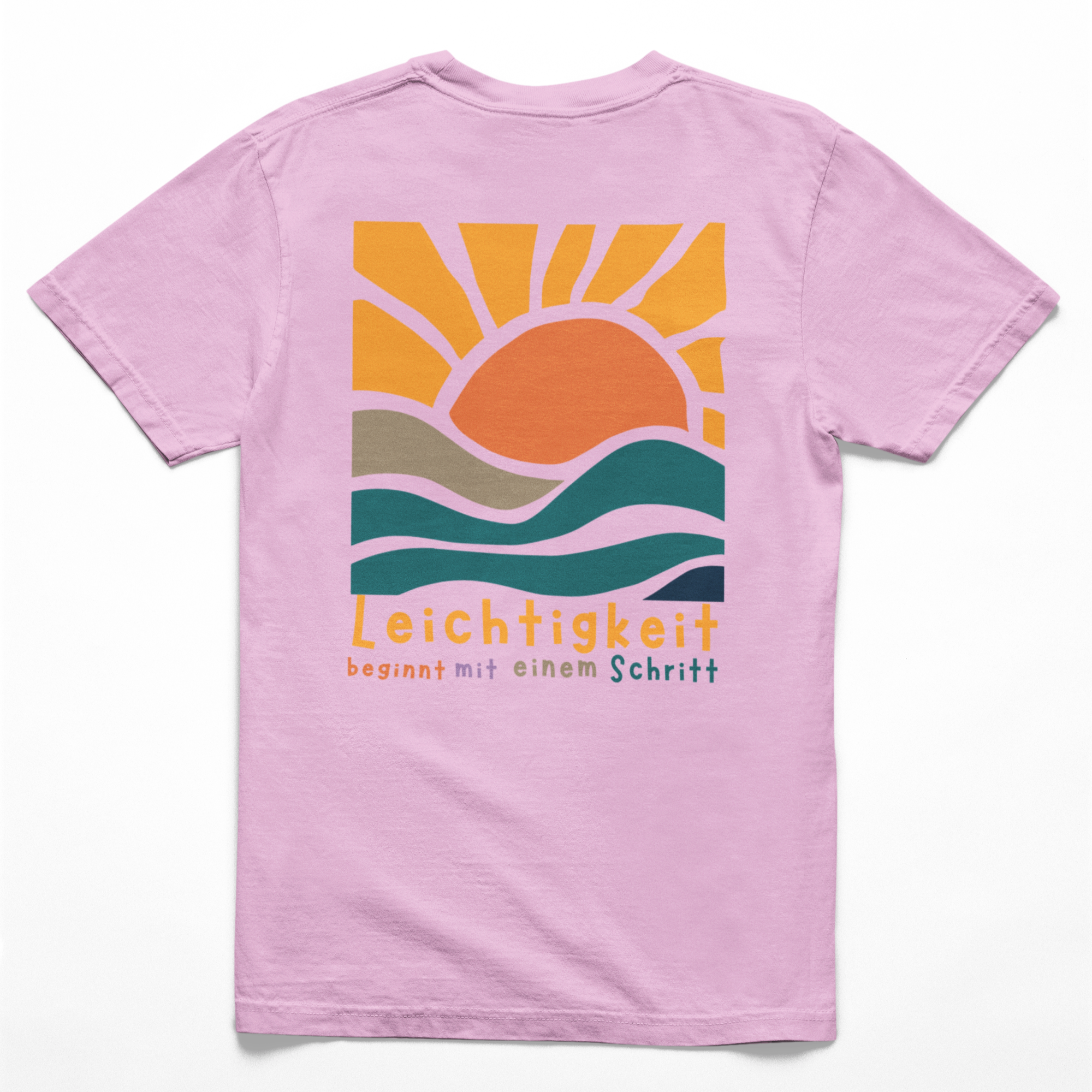 Rückseite des rosa Kindershirts mit bunter Sonnen-Illustration und Aufschrift „Leichtigkeit beginnt mit einem Schritt“