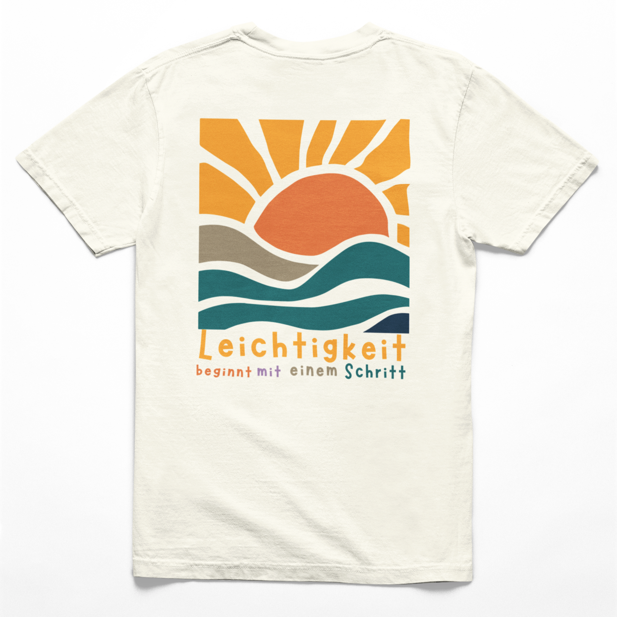 T-Shirt in Naturweiß mit farbigem Rückenprint: Eine stilisierte Sonne geht über Wellen auf. Darunter steht in bunten Buchstaben: „Leichtigkeit beginnt mit einem Schritt“.