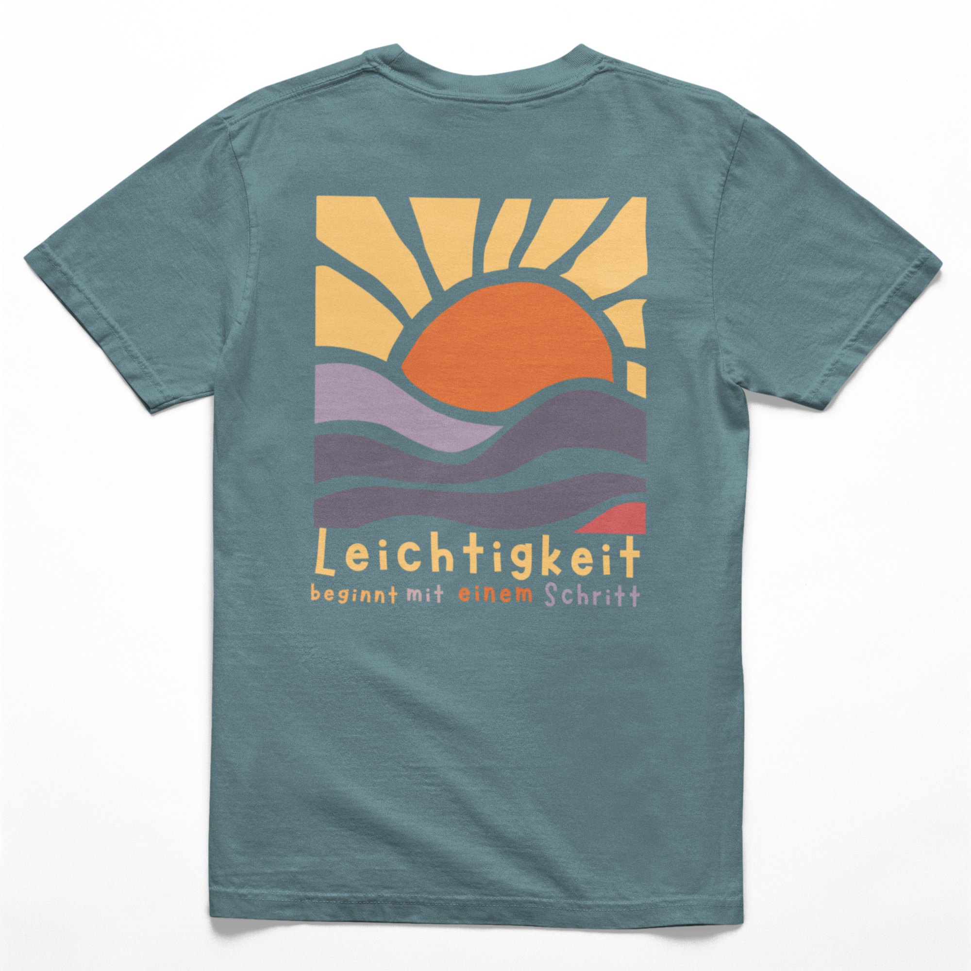 Rückseite des tealfarbenen Kindershirts mit Sonnenuntergang-Design und Schriftzug „Leichtigkeit beginnt mit einem Schritt“