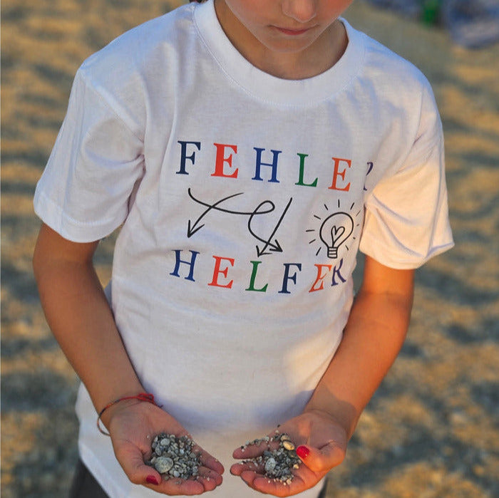 weißes Kinder-Affirmationsshirt mit der Botschaft „Fehler – Helfer“. Farbige Buchstaben, kreative Icons und kindgerechte Aussage – ideal für Schulstart, Mutmacher oder Geschenk.