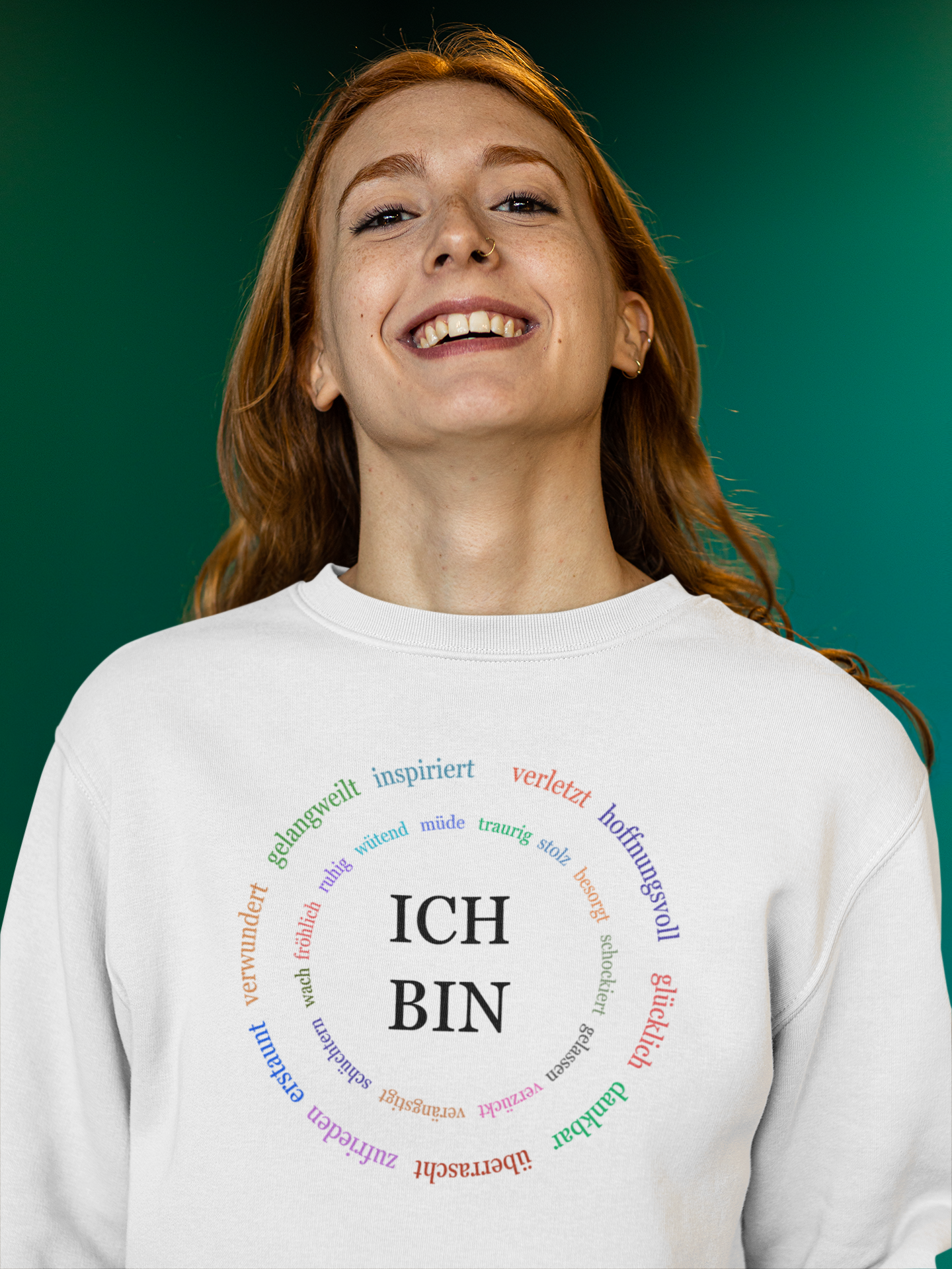 ein weißer pullover mit den Worten Ich bin und vielen kleineren bunten adjektiven im kreis 