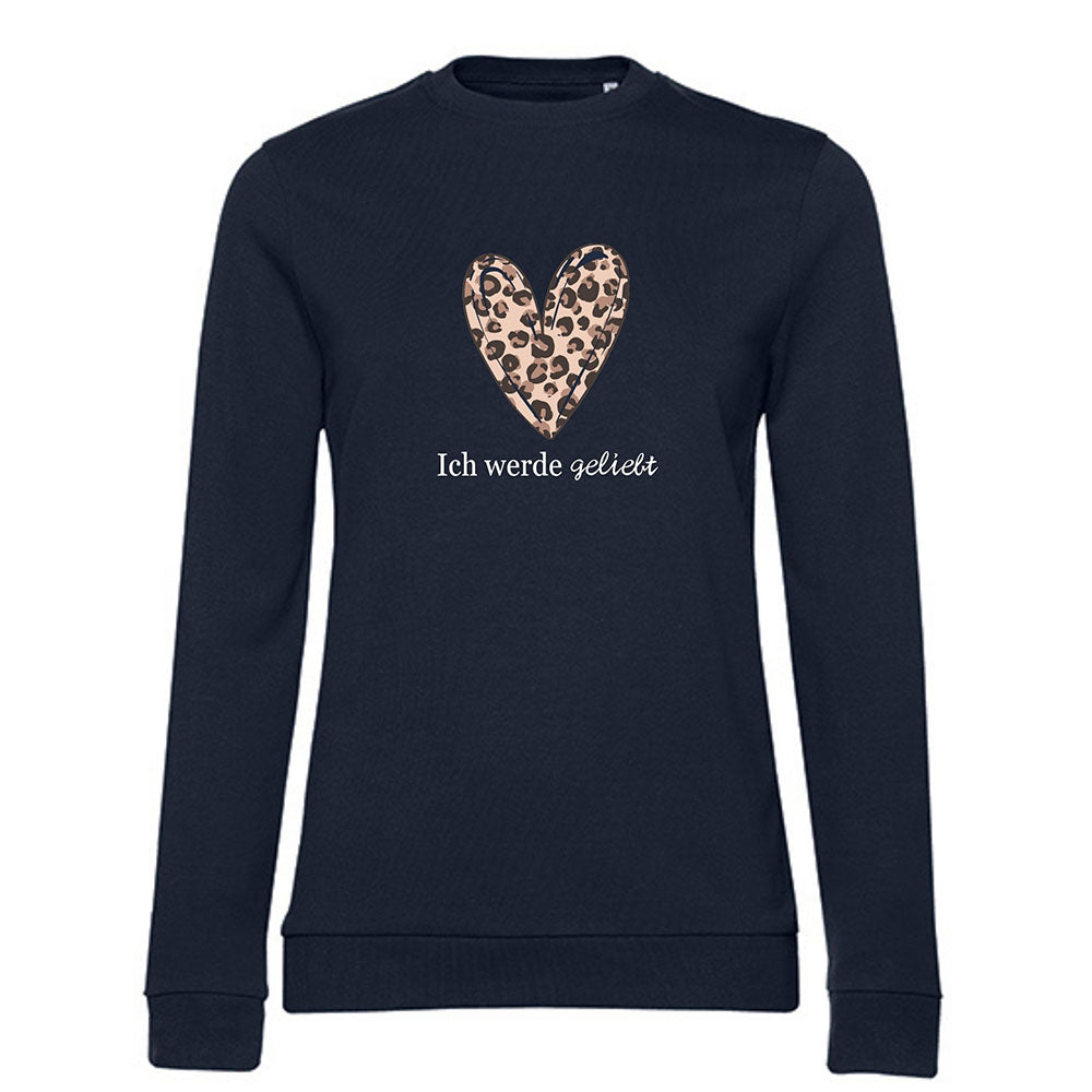 navy blauer pullover für selbstakzeptanz mit einem großen herz und leoparden print drin mit der weißen schrift ich werde geliebt 