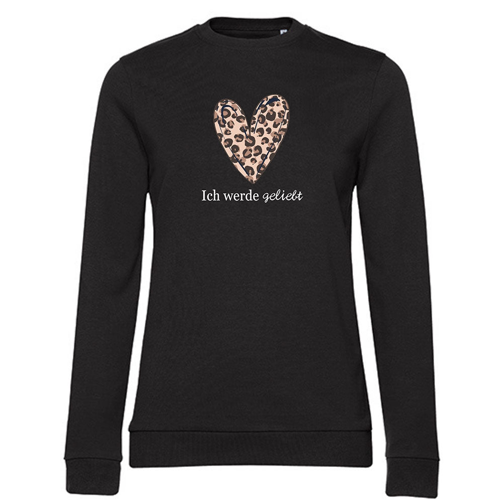 schwarzer pullover für selbstakzeptanz mit einem großen herz und leoparden print drin mit der weißen schrift ich werde geliebt 