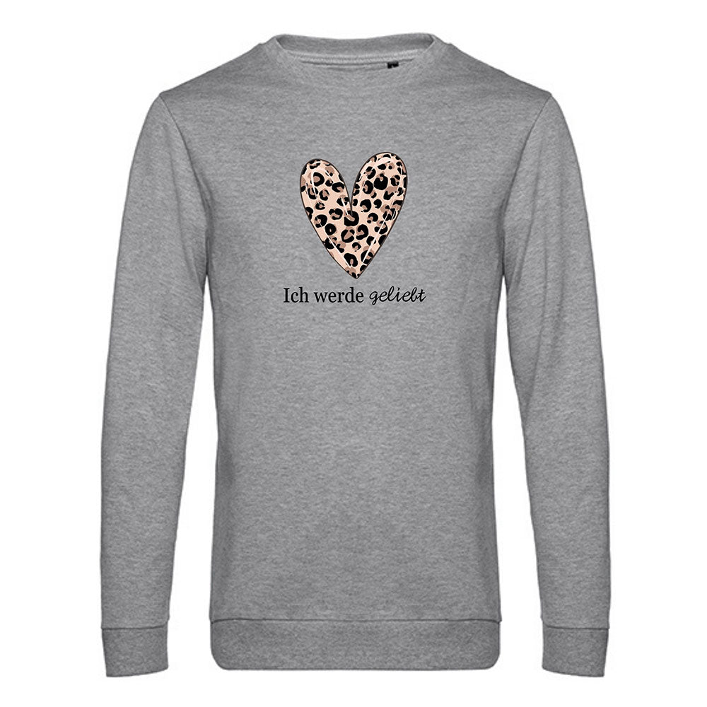 hell grauer pullover für emotionale gesundheit mit einem großen herz und leoparden print drin mit der schwarzen schrift ich werde geliebt 