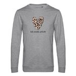 hell grauer pullover für emotionale gesundheit mit einem großen herz und leoparden print drin mit der schwarzen schrift ich werde geliebt 