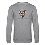 hell grauer pullover für emotionale gesundheit mit einem großen herz und leoparden print drin mit der schwarzen schrift ich werde geliebt 