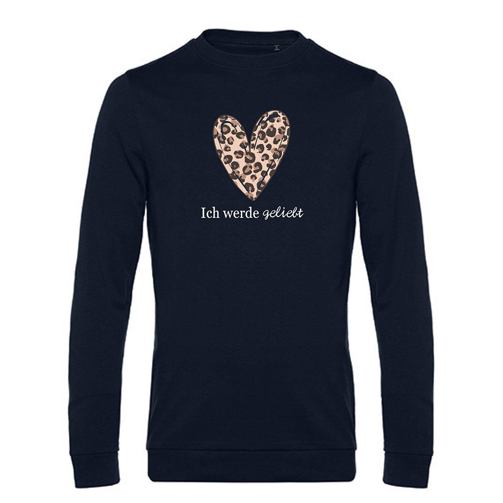 navy blauer pullover für emotionale gesundheit mit einem großen herz und leoparden print drin mit der weißen schrift ich werde geliebt 