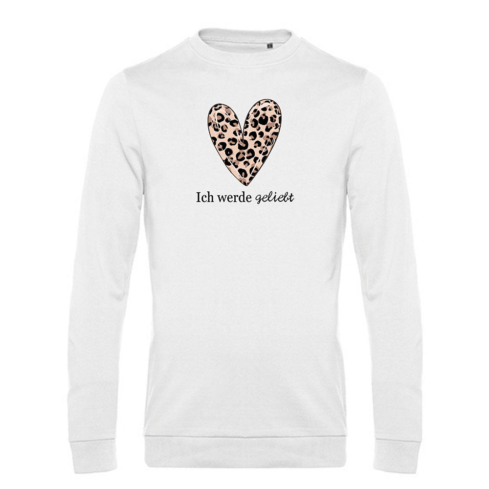 weißer pullover für emotionale gesundheit mit einem großen herz und leoparden print drin mit der schwarzen schrift ich werde geliebt 