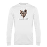 weißer pullover für emotionale gesundheit mit einem großen herz und leoparden print drin mit der schwarzen schrift ich werde geliebt 