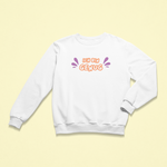 Weißes Kinder-Sweatshirt mit der Aufschrift „Ich bin genug“ in orangefarbener Schrift mit lila Akzenten, auf hellem Hintergrund liegend. Das Design vermittelt Selbstliebe und Achtsamkeit.