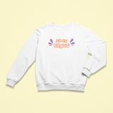 Weißes Kinder-Sweatshirt mit der Aufschrift „Ich bin genug“ in orangefarbener Schrift mit lila Akzenten, auf hellem Hintergrund liegend. Das Design vermittelt Selbstliebe und Achtsamkeit.