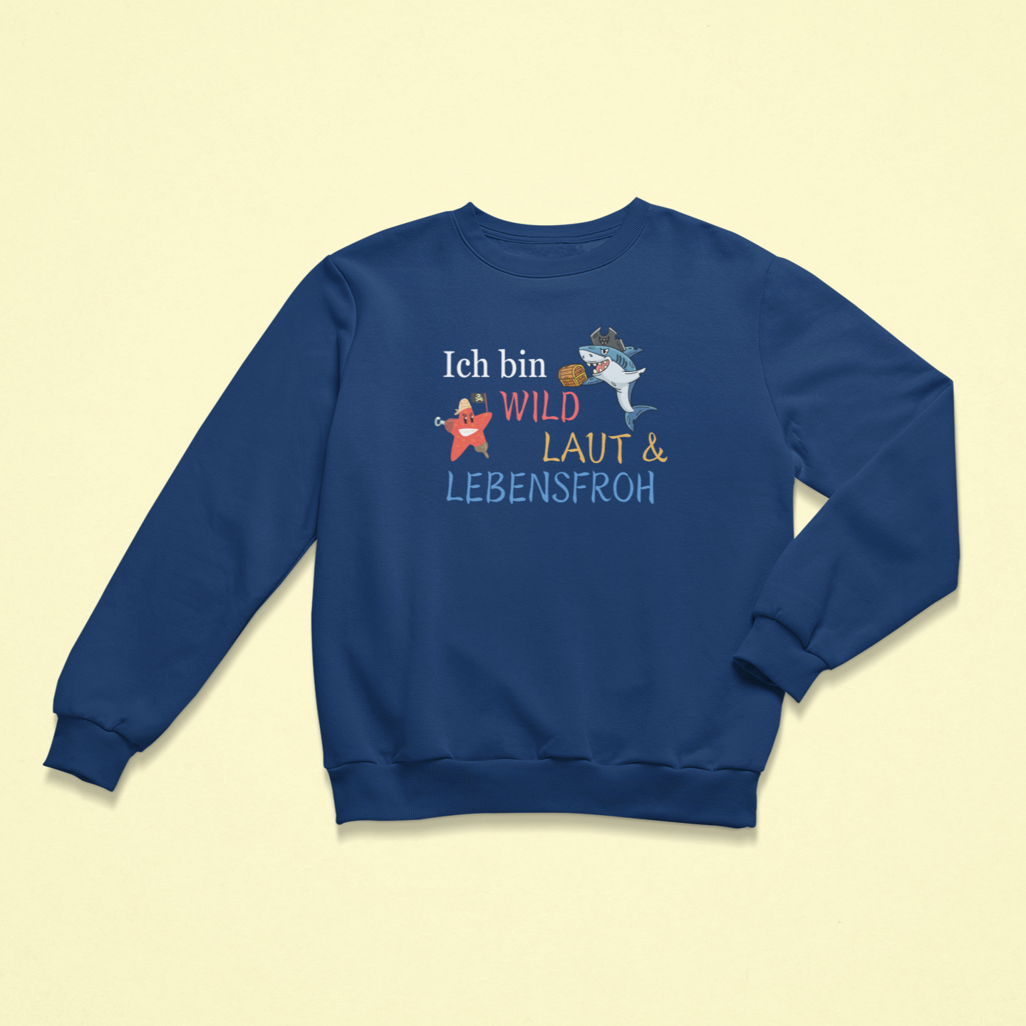 Dunkelblaues Kinder-Sweatshirt mit der Aufschrift „Ich bin wild, laut & lebensfroh“ in bunten Buchstaben. Das Design zeigt einen fröhlichen Seestern mit Megafon und einen Hai mit Wikingerhelm und Basketball – mutig, verspielt und lebensbejahend.