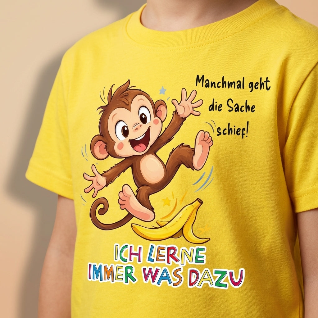 Kind trägt gelbes Kinder T-Shirt mit Milo der Affe und Affirmation Ich lerne immer was dazu