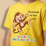 Kind trägt gelbes Kinder T-Shirt mit Milo der Affe und Affirmation Ich lerne immer was dazu