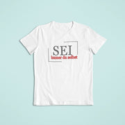 Kinderaffirmationsshirt in Weiß mit dem Aufdruck „SEI immer du selbst“ in Grau und Rot mit einem feinen schwarzen Rahmen.