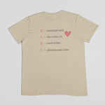 Beigefarbenes T-Shirt mit liebevollem Mama-Backprint „M – manchmal müde …“ aus der „Achtsame Mama“-Kollektion – mit rosa Herz-Illustration.