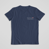 Dunkelblaues Shirt mit zartem Frontprint „Mama. Mit Liebe. Nicht mit Perfektion.“ – achtsames Mama-Shirt in zeitlosem Design