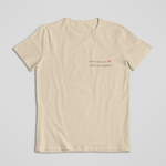 Beiges Damen-T-Shirt mit Frontaufdruck „Mama. Mit Liebe. Nicht mit Perfektion.“ – Teil der liebevollen Mama-Kollektion von Sinachtsam