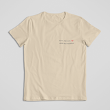 Beiges Damen-T-Shirt mit Frontaufdruck „Mama. Mit Liebe. Nicht mit Perfektion.“ – Teil der liebevollen Mama-Kollektion von Sinachtsam