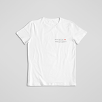 Weißes Damen-T-Shirt mit Frontprint „Mama. Mit Liebe. Nicht mit Perfektion.“ in feiner Schrift mit Herzsymbol – liebevolles Statement-Shirt für Mamas aus dem Sinachtsam-Shop