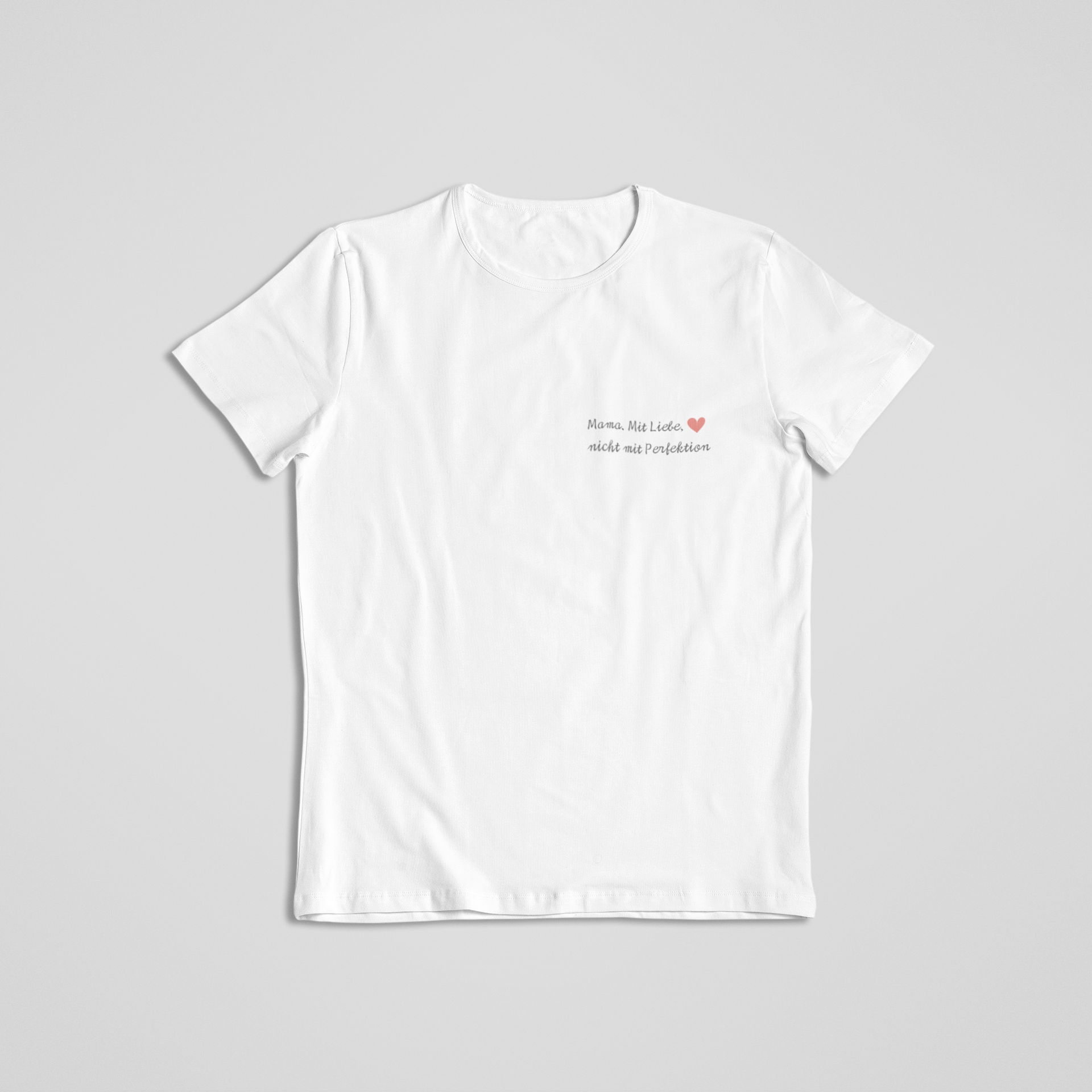 Weißes Damen-T-Shirt mit Frontprint „Mama. Mit Liebe. Nicht mit Perfektion.“ in feiner Schrift mit Herzsymbol – liebevolles Statement-Shirt für Mamas aus dem Sinachtsam-Shop