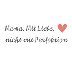 Detailaufnahme des Frontprints „Mama. Mit Liebe. Nicht mit Perfektion.“ mit Herzsymbol auf weißem T-Shirt – Design aus der achtsamen Mama-Kollektion des Sinachtsam-Shops