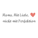 Detailaufnahme des Frontprints „Mama. Mit Liebe. Nicht mit Perfektion.“ mit Herzsymbol auf weißem T-Shirt – Design aus der achtsamen Mama-Kollektion des Sinachtsam-Shops