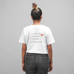 Frau trägt weißes T-Shirt mit Rückseitendruck „M – manchmal müde, A – aber immer da, M – macht Fehler, A – allumfassende Liebe“ und rosa Herzballon – emotionales Mama-Shirt vom Sinachtsam-Shop.