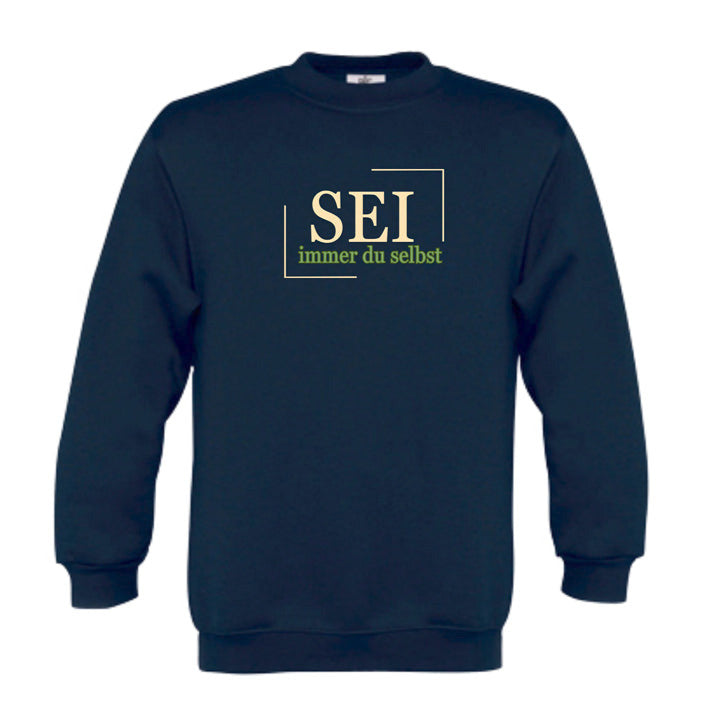 Kindersweatshirt mit bestärkender Aufschrift „Sei immer du selbst“ – achtsame Kleidung für Kinder, handbedruckt und fair produziert in Deutschland.