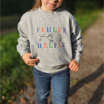 grauer pullover mit schwarzen icons und pfeilen, eine bunte schrift ziert Fehler Helfer