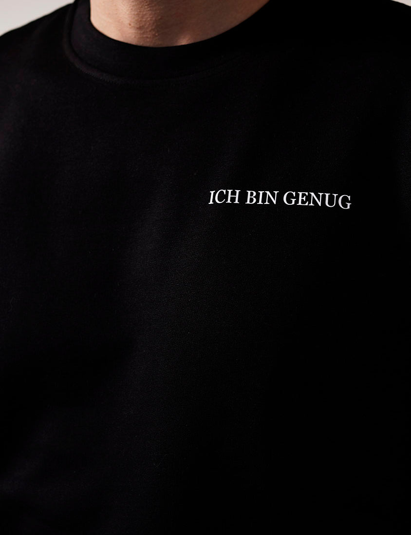 Nahaufnahme von einem schwarzen pullover mit weißer schrift ich bin genug für die selflove