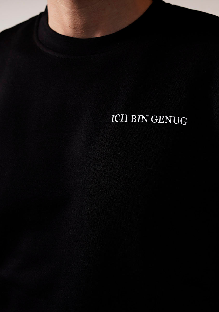 Nahaufnahme von einem schwarzen pullover mit weißer schrift ich bin genug für die selflove