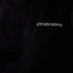 Nahaufnahme von einem schwarzen pullover mit weißer schrift ich bin genug für die selflove