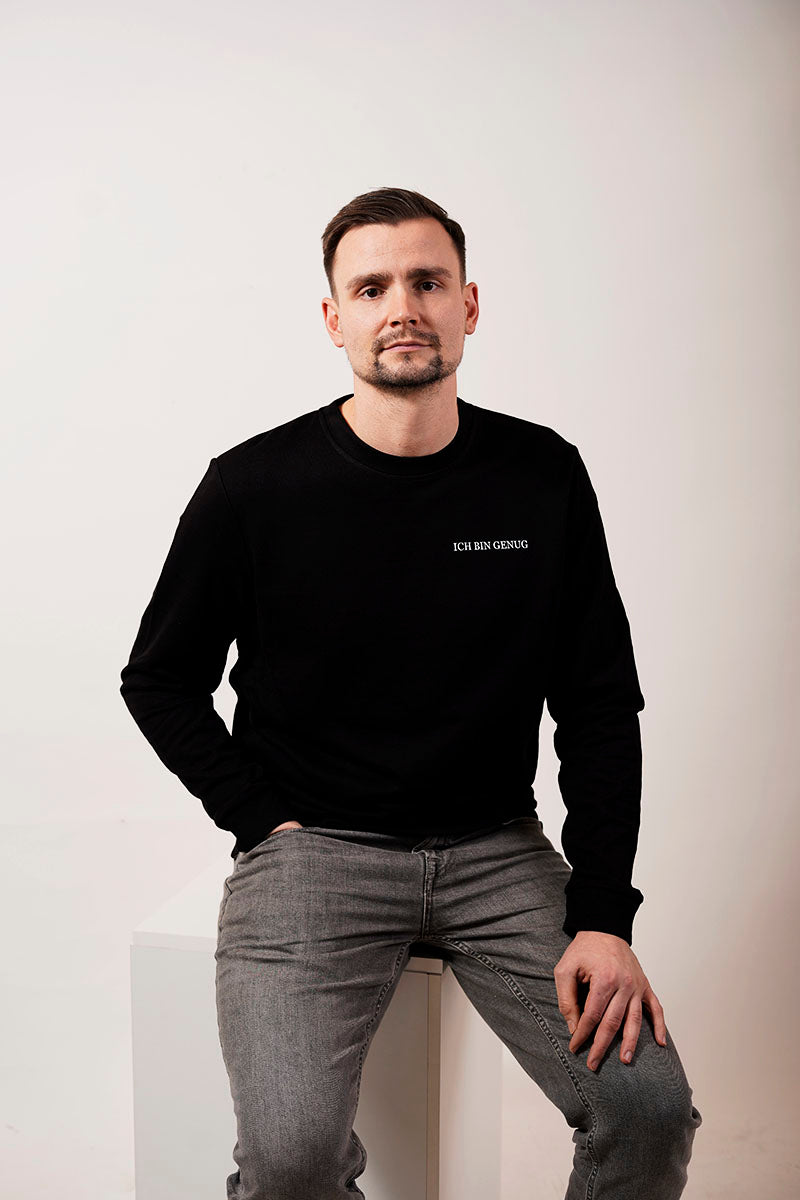 ein mann im schwarzen pullover mit weißer schrift ich bin genug für die selflove