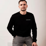 ein mann im schwarzen pullover mit weißer schrift ich bin genug für die selflove