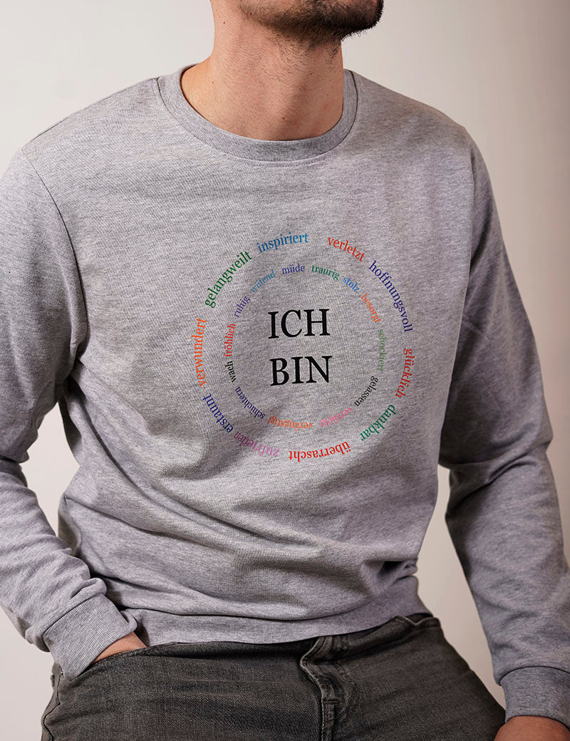 nahaufnahme von grauem herren pullover ich bin