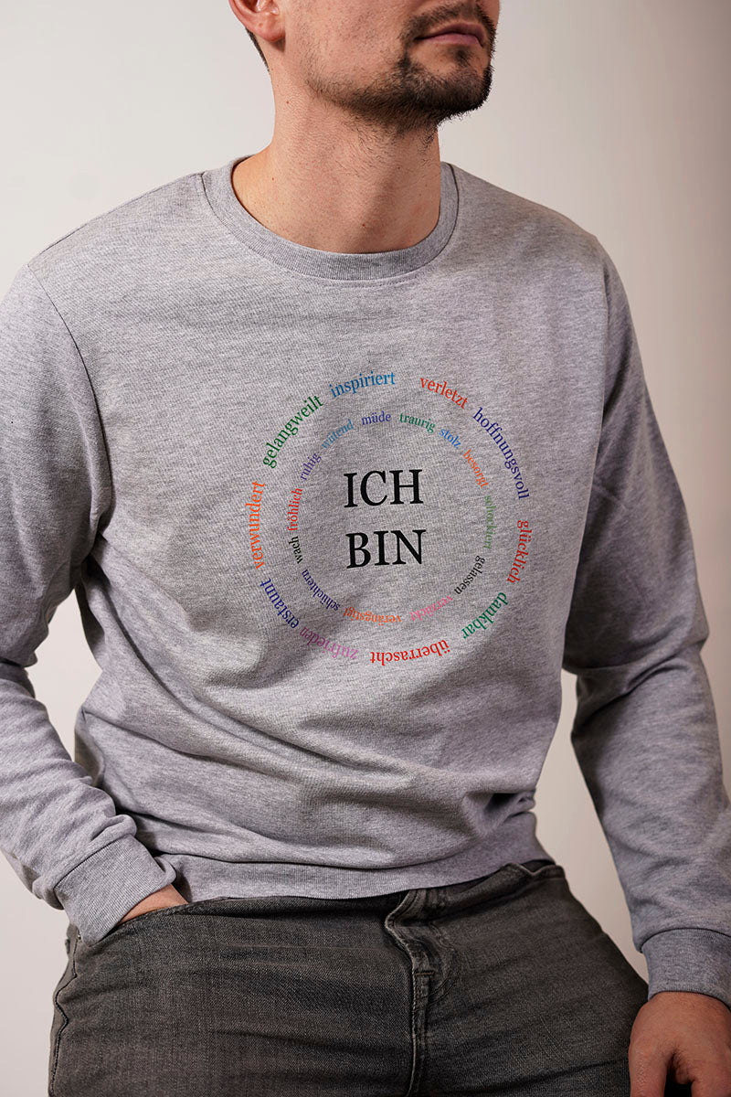 nahaufnahme von grauem herren pullover ich bin