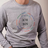 nahaufnahme von grauem herren pullover ich bin