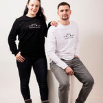 ein Pärchen in Pullovern schwarz und weiß persönlicher wachstum mit weißer Schrift und Mondphasen ich bin unperfekt perfekt