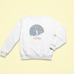 Weißes Kinder-Sweatshirt mit der Aufschrift „Ich glaube an meine großen Träume“, ergänzt durch ein stilisiertes Motiv einer Rakete, die in einen Nachthimmel mit Sternen und Mond aufsteigt. Das Design vermittelt Mut, Hoffnung und kindliche Vorstellungskraft.