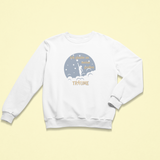 Weißes Kinder-Sweatshirt mit der Aufschrift „Ich glaube an meine großen Träume“, ergänzt durch ein stilisiertes Motiv einer Rakete, die in einen Nachthimmel mit Sternen und Mond aufsteigt. Das Design vermittelt Mut, Hoffnung und kindliche Vorstellungskraft.