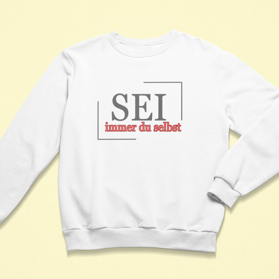 Kindersweatshirt mit bestärkender Aufschrift „Sei immer du selbst“ – achtsame Kleidung für Kinder, handbedruckt und fair produziert in Deutschland.