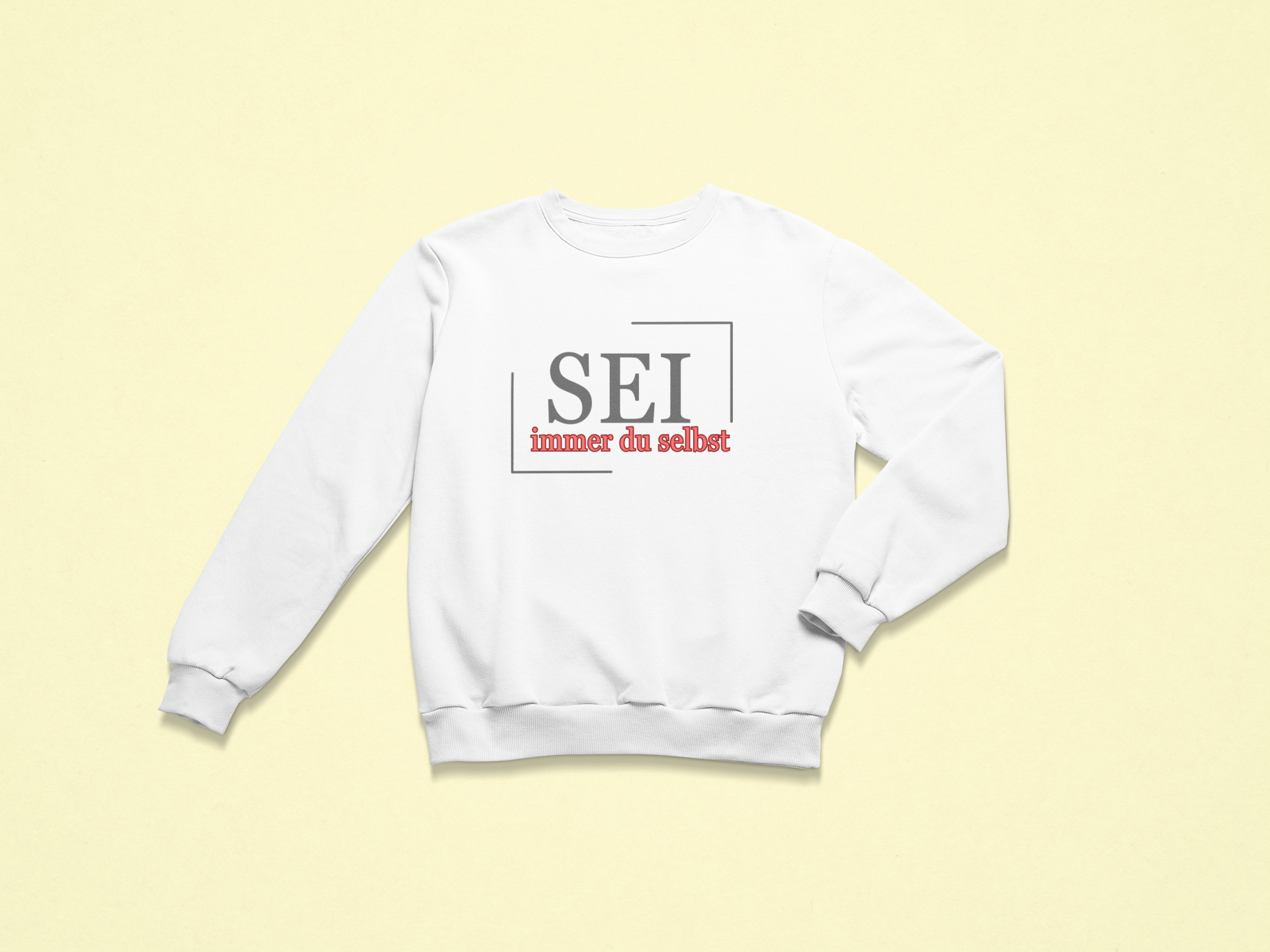 Kindersweatshirt mit bestärkender Aufschrift „Sei immer du selbst“ – achtsame Kleidung für Kinder, handbedruckt und fair produziert in Deutschland.