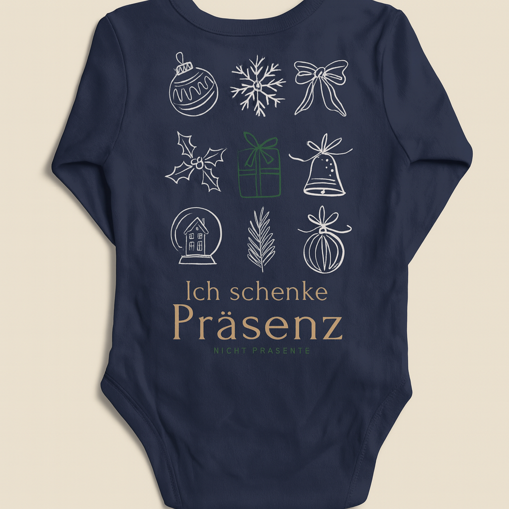 Navyfarbener Baby-Langarmbody mit Rückprint „Ich schenke Präsenz – nicht Präsente“ und weihnachtlichen Illustrationen auf hellem Hintergrund.
